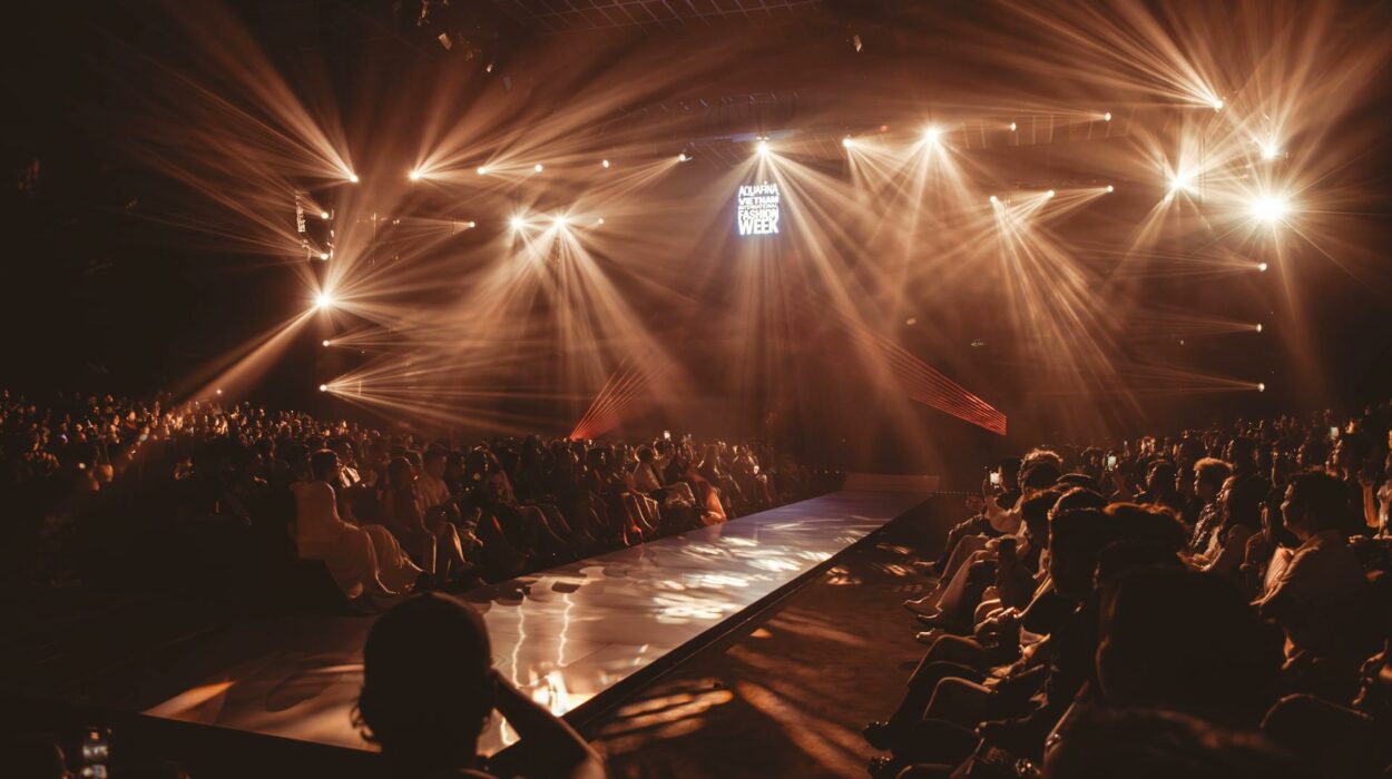 Desfile de moda en pasarela con iluminación dramática