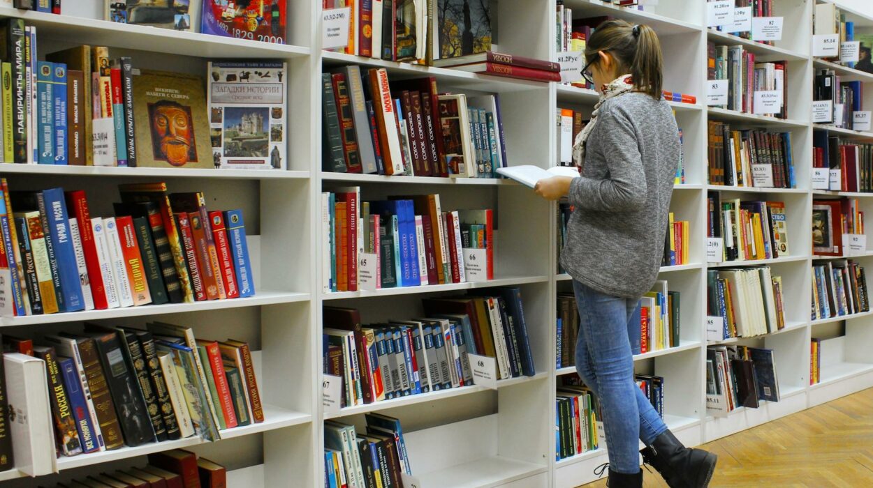 Biblioteca con libros para evento literario