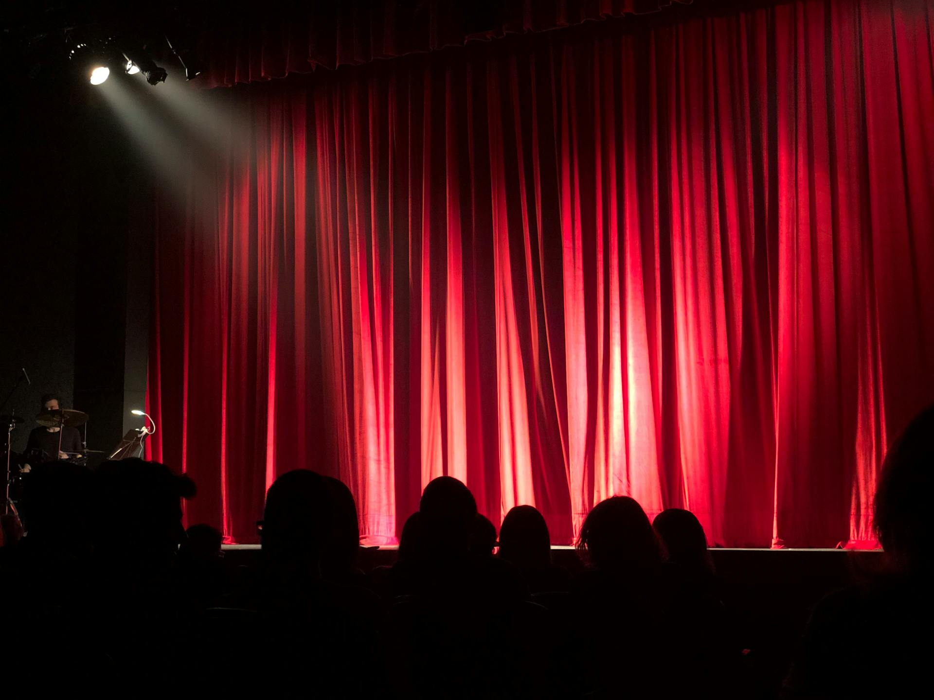 Escenario de teatro musical con iluminación
