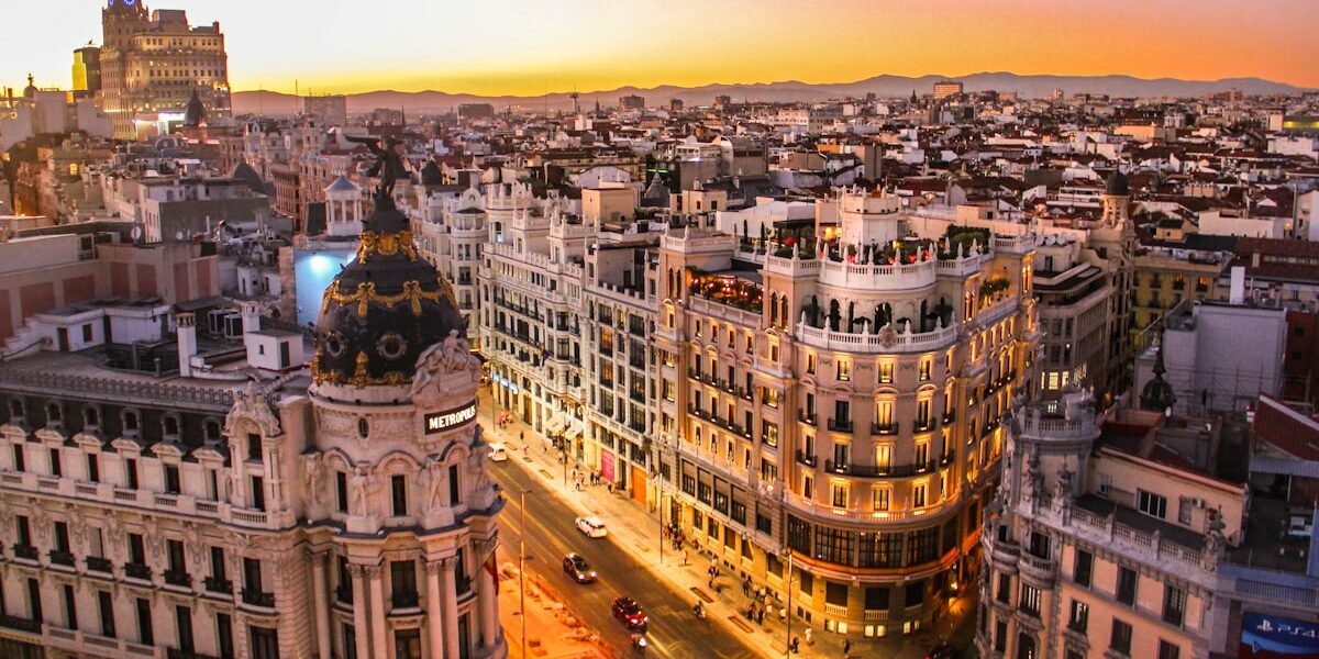 Atardecer en Gran Vía Madrid, plan romántico en pareja