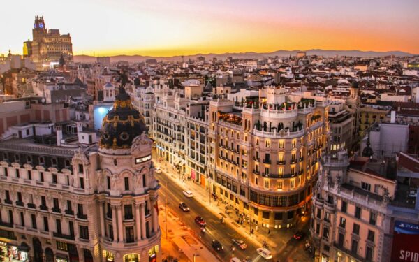 Atardecer en Gran Vía Madrid, plan romántico en pareja