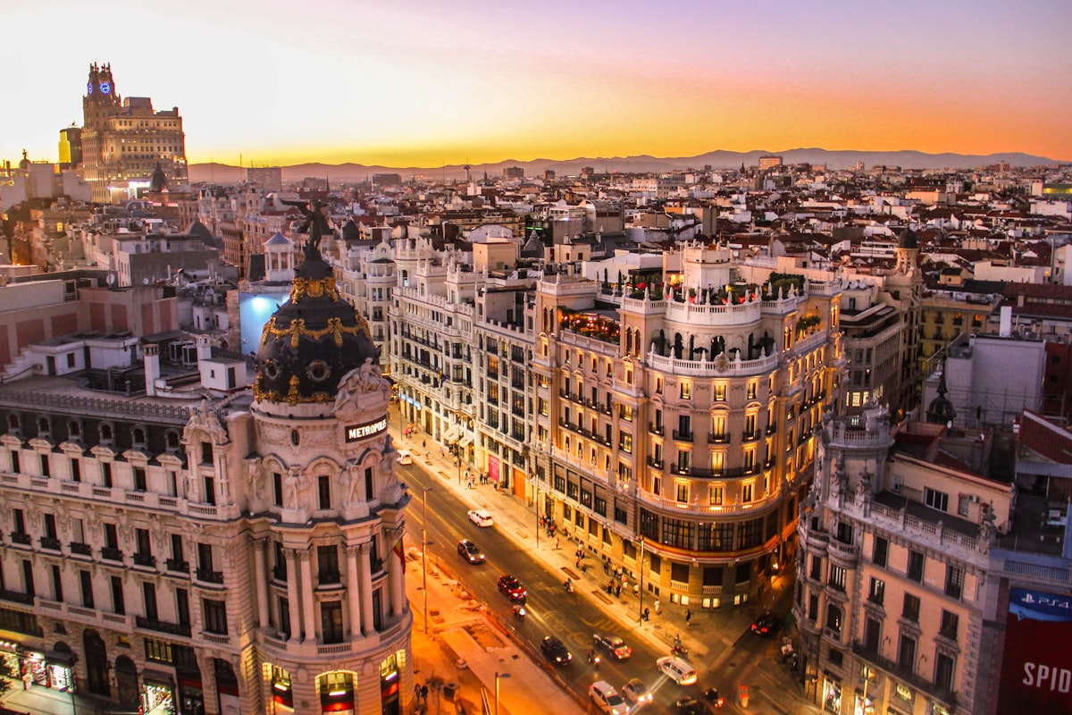 Atardecer en Gran Vía Madrid, plan romántico en pareja