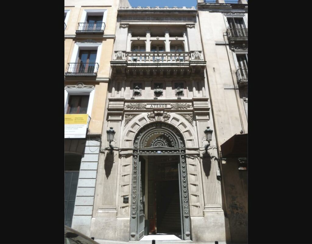 Fachada del Ateneo de Madrid, sede del homenaje a Vargas Llosa