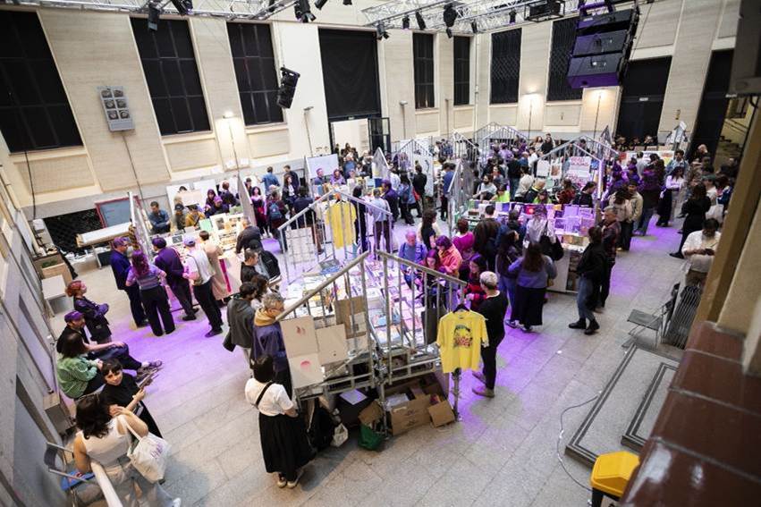 Ambiente de la feria Libros Mutantes Madrid en La Casa Encendida con visitantes y editoriales