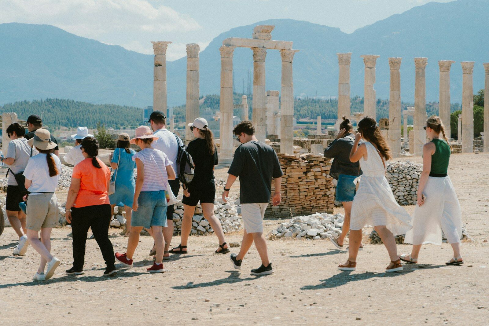 Grupo de personas caminando en un tour turístico