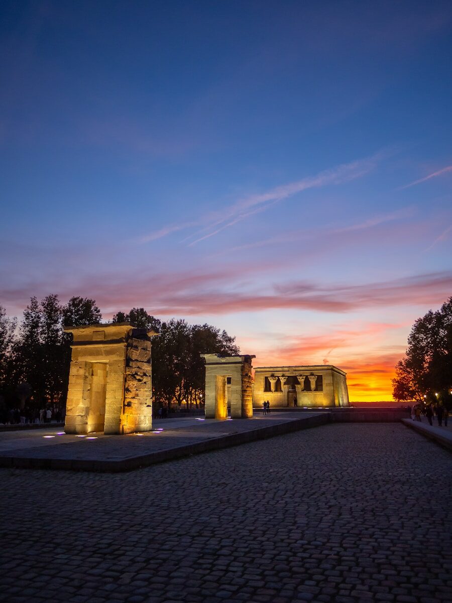 Templo de Debod al atardecer con cielo rosado en Madrid