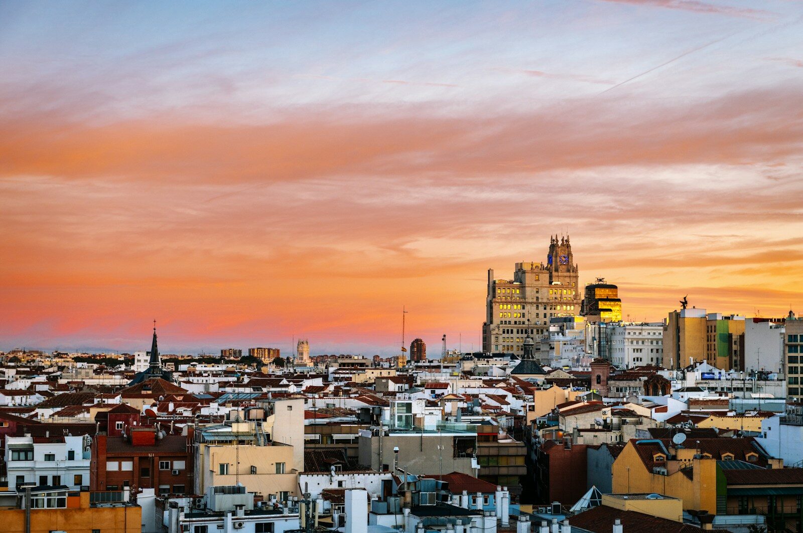 Skyline de Madrid al atardecer con tonos rosados