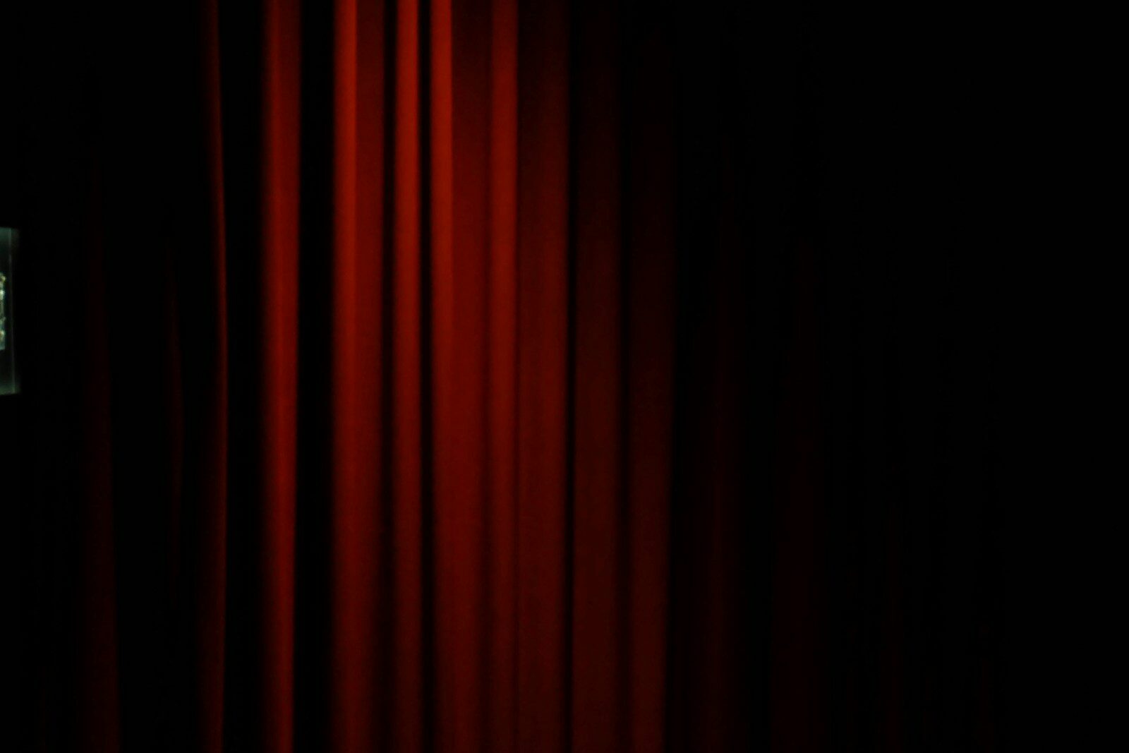 Telón de terciopelo rojo en un teatro madrileño.