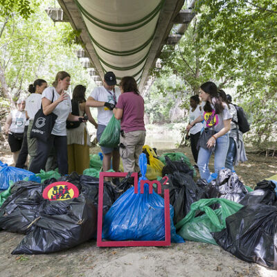 Grupo de voluntarias y voluntarios de 1m2 contra la basuraleza recogiendo residuos en Madrid