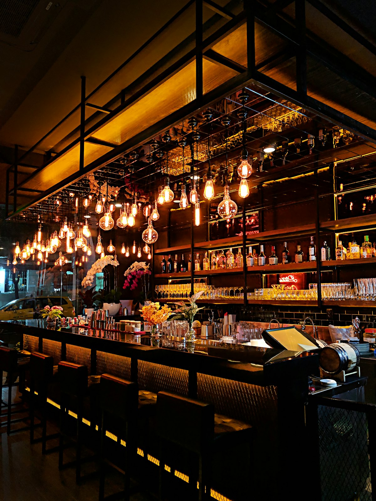 Aperitivo de vermut con aceitunas y banderillas en Madrid