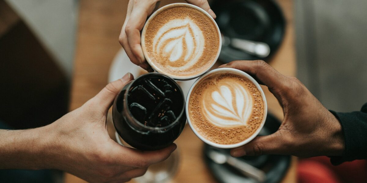 Taza de café de especialidad servida en una cafetería de Madrid