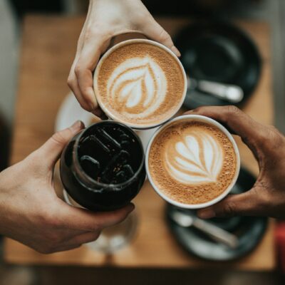 Taza de café de especialidad servida en una cafetería de Madrid