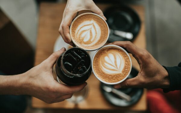 Taza de café de especialidad servida en una cafetería de Madrid