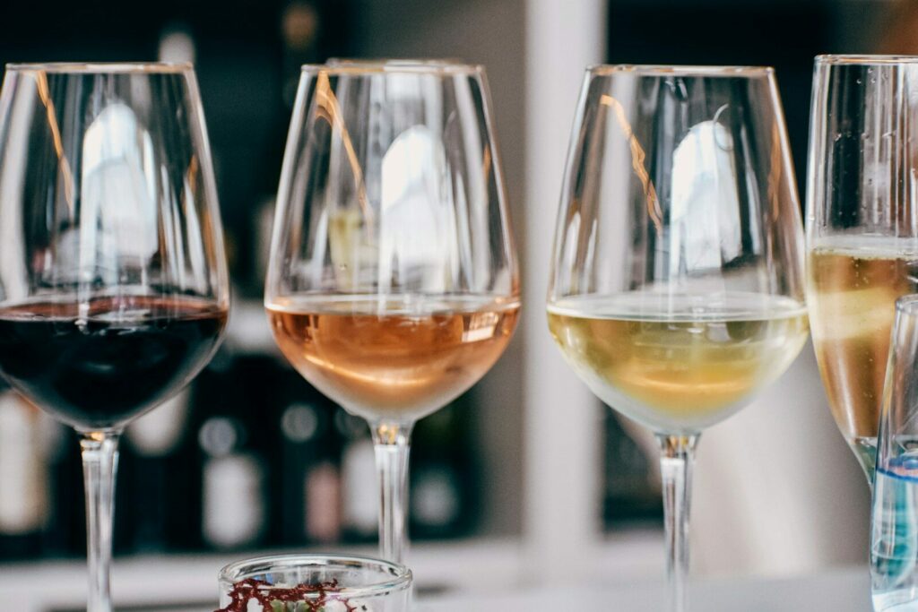 Copas de vino en cata, evocando la feria Winemad en IFEMA Madrid