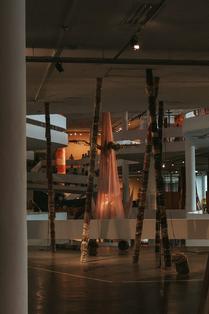 Instalación de arte contemporáneo en formato de invernadero, parecida a la propuesta de Inéditos 2026