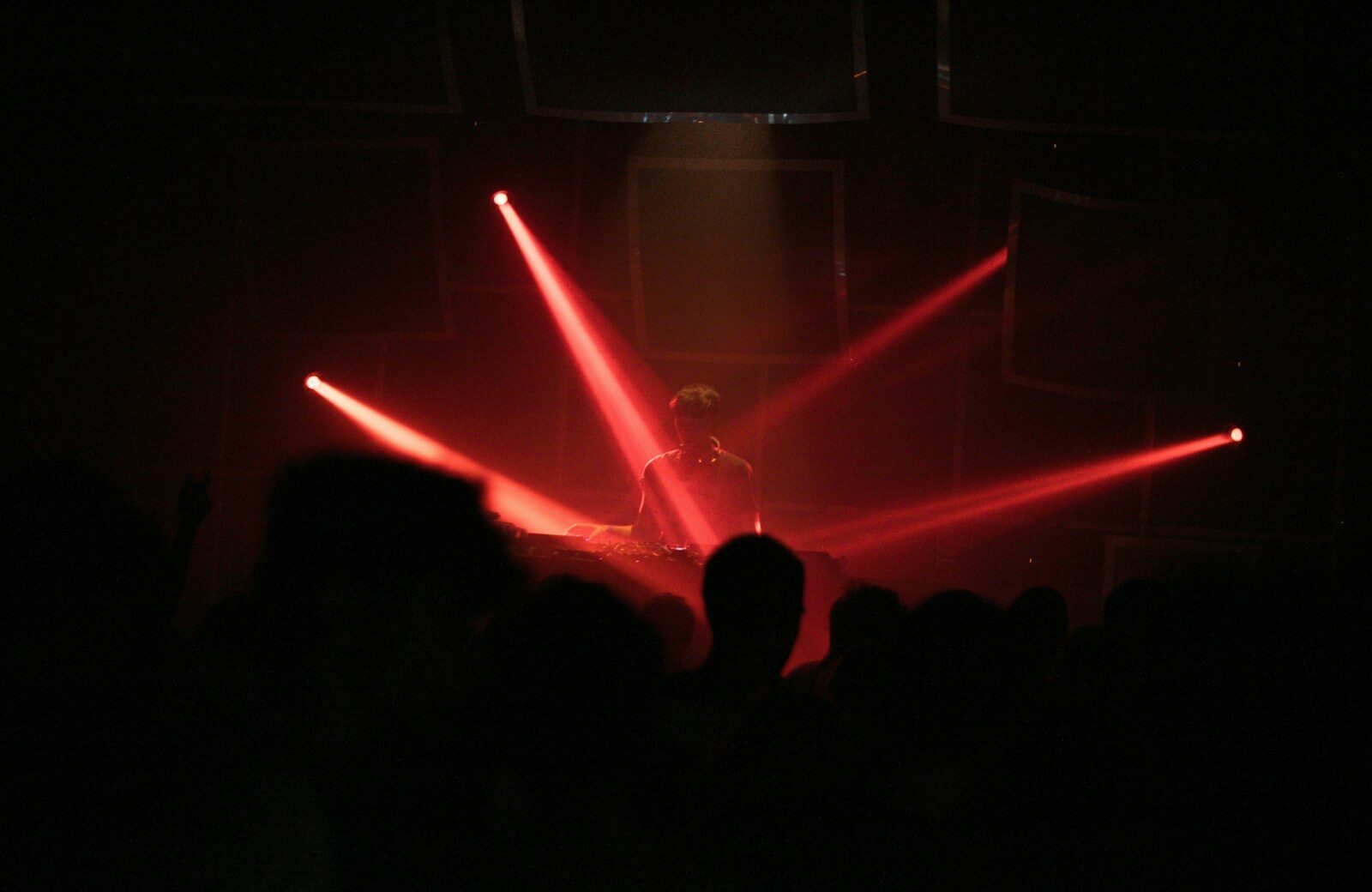 Luces rojas en una noche de techno de Time Warp Spain