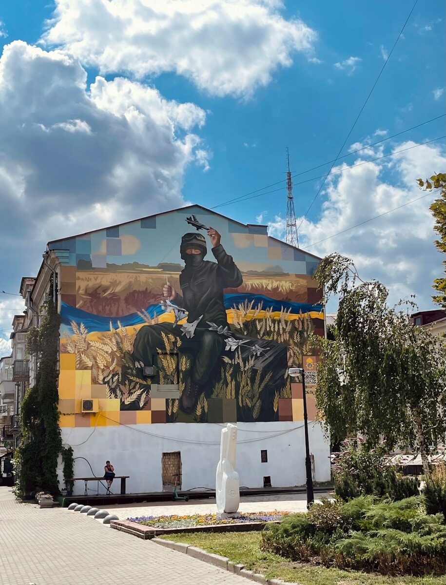 Mural urbano relacionado con el cine sobre Ucrania y la memoria cultural