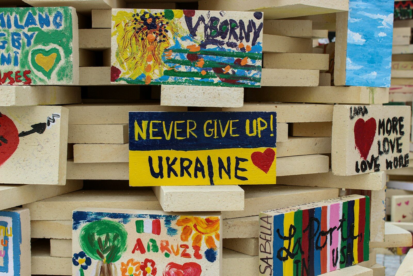 Cartel de apoyo y cine sobre Ucrania con la frase Never Give Up
