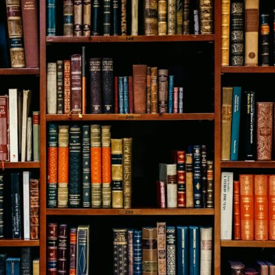 Estanterías de una librería con encanto en Madrid