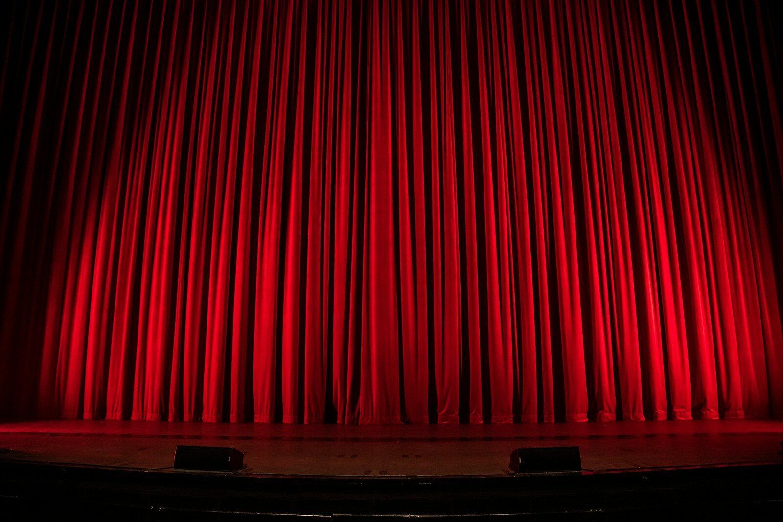SIX el musical en Madrid - telón rojo de teatro