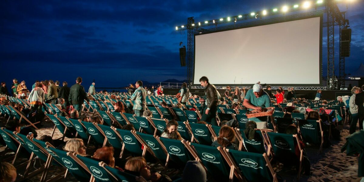 Público sentado en la sesión de cine al aire libre de la Terraza Magnética en Madrid
