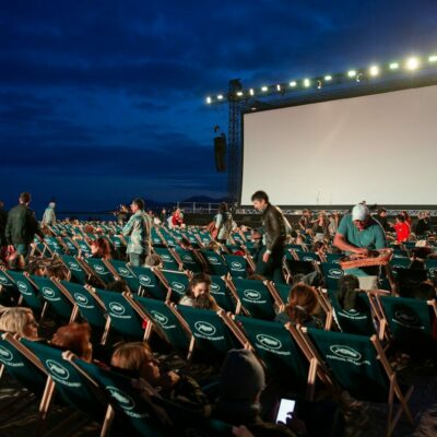 Público sentado en la sesión de cine al aire libre de la Terraza Magnética en Madrid