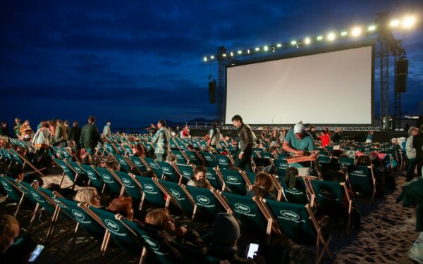 Público sentado en la sesión de cine al aire libre de la Terraza Magnética en Madrid